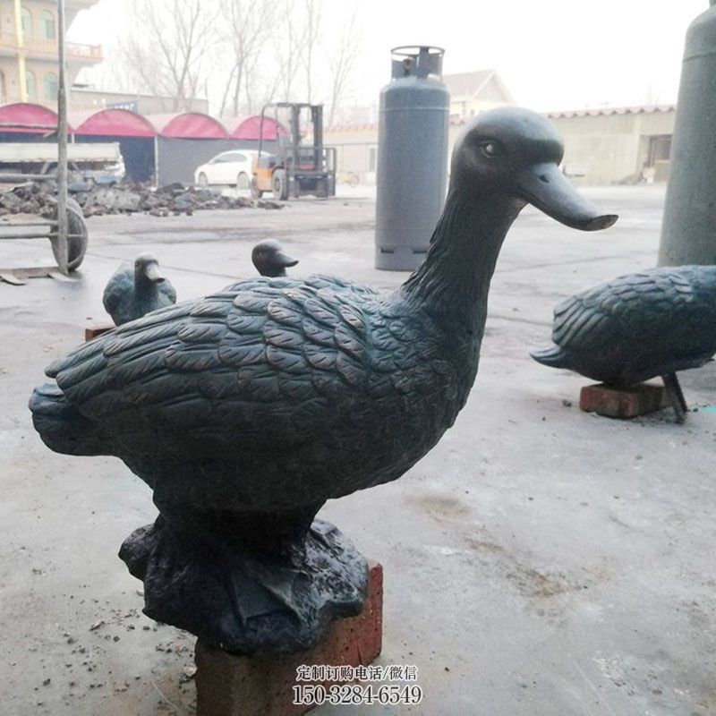 鸭子雕塑厂家，仿真动物， 公园广场街头摆件