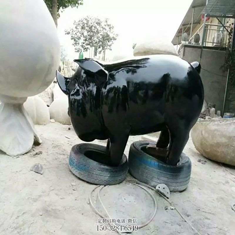 大型猪雕塑 户外动物雕塑摆放制作 广场玻璃钢猪雕塑供求