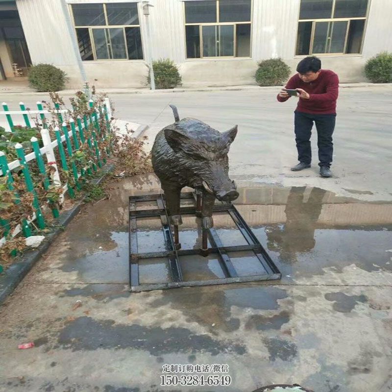 艺术猪雕塑 景区动物雕塑优选 户外玻璃钢猪雕塑供给
