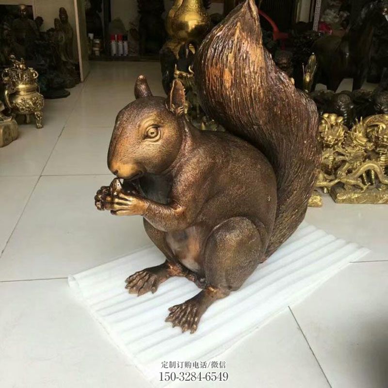 民俗松鼠雕塑 景观小品动物雕塑供需 各类玻璃钢松鼠雕塑标准